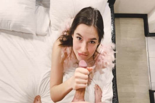 A garota sexy estava tomando banho para estimular seu irmão a convidar seu irmão a foder seu pênis